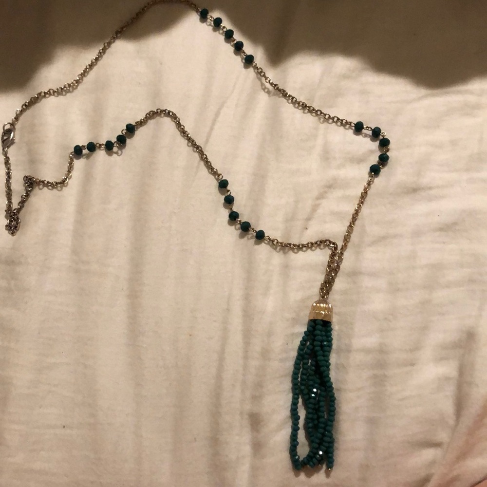 Trendy tassel necklace - emerald and gold!